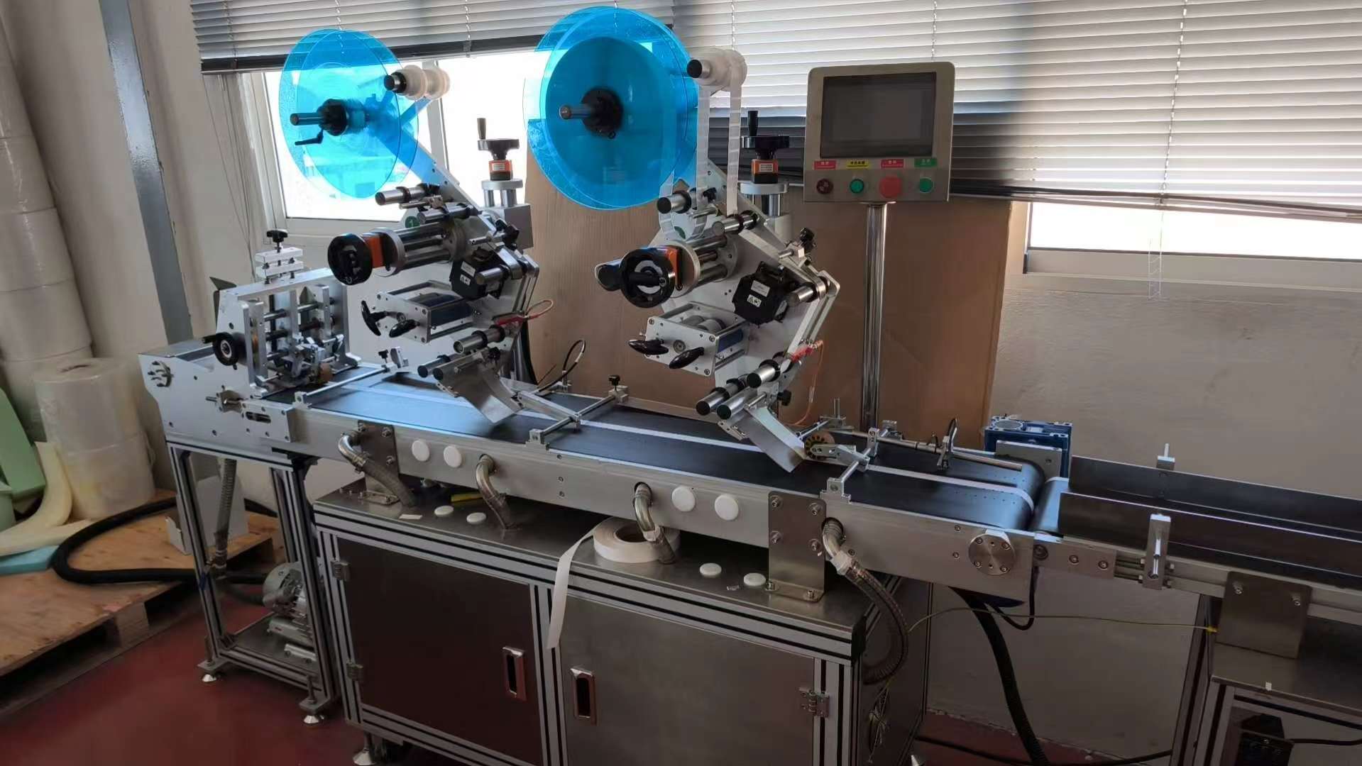 two head labeling mahcine