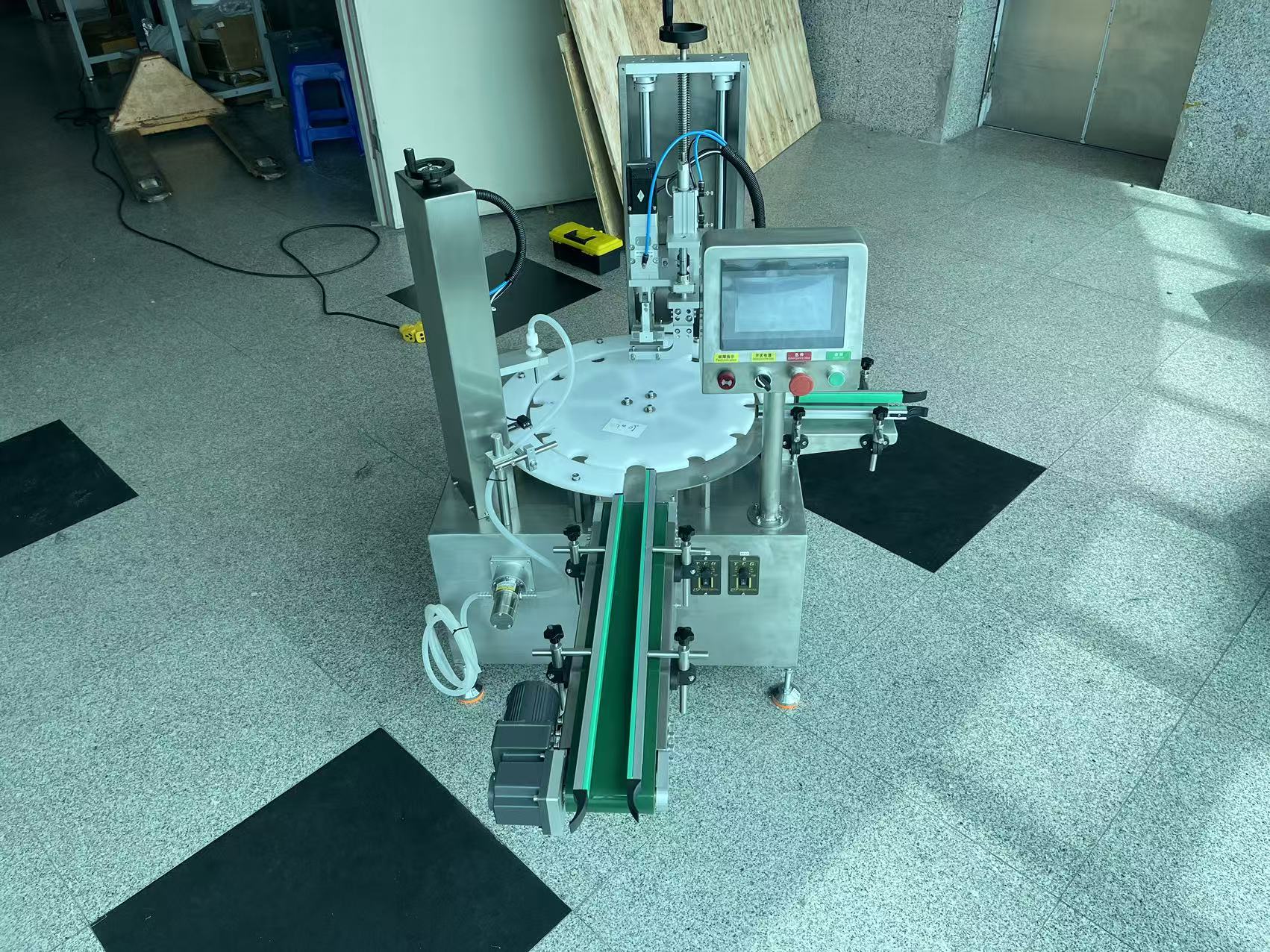 bottle filling and sealing machine