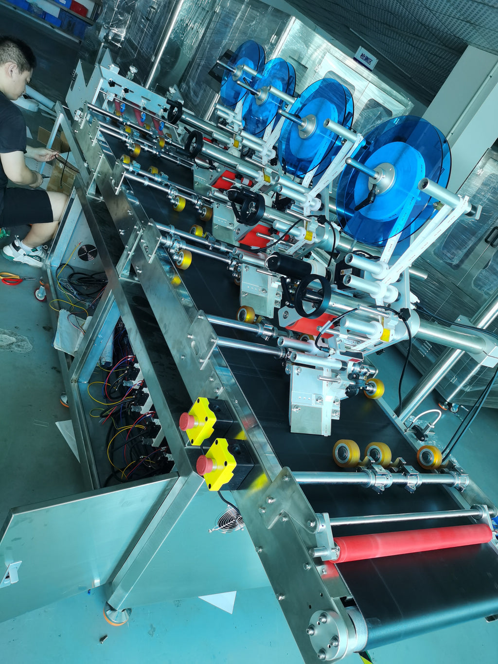 Garment hang tag labeling machine