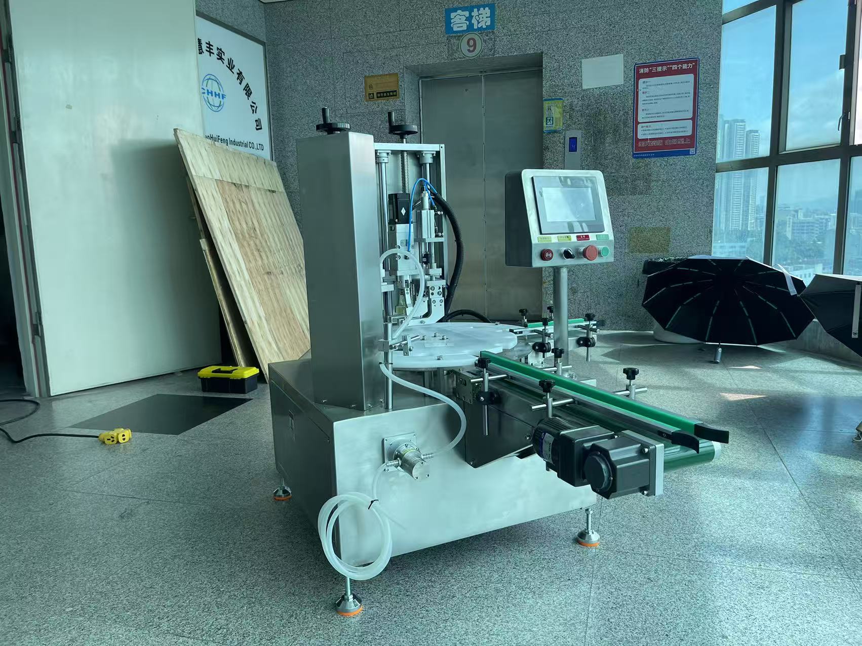 bottle filling and sealing machine