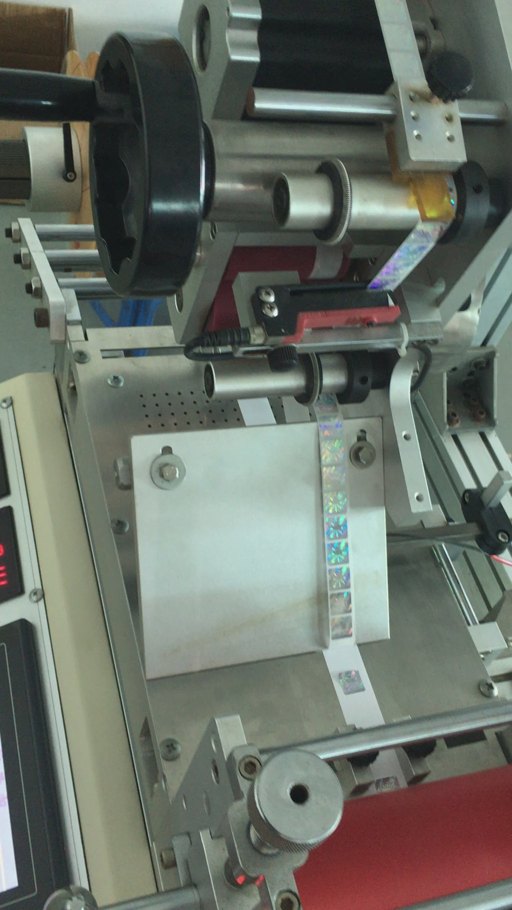 roll-roll labeling machine